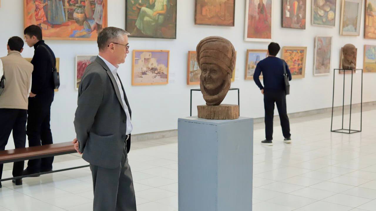 The Al-Khwarizmi University team at the Uzbekistan Museum of Modern Art