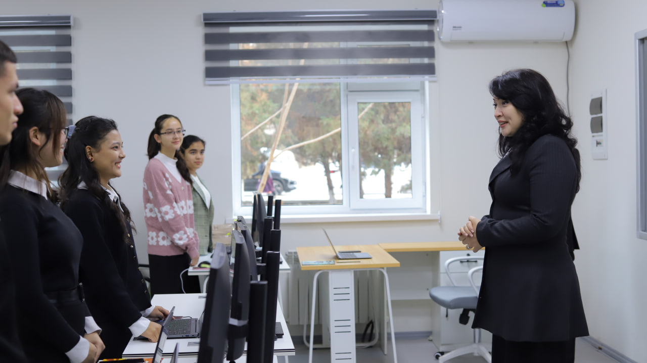 Hilola Umarova Al-Xorazmiy universitetida.